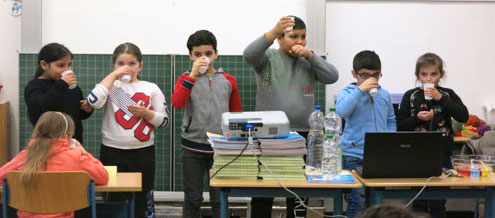 Am 23. Januar ist Frau Grimmelt zu uns an die Schule gekommen und hat den Kindern der Klassen
                      3a und 3c Spannendes und Wissenswertes zu den Funktionen von Wasser im Körper vermittelt. Außerdem
                       gab es jede Menge Tipps zum richtigen Trinken.