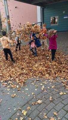 Blätter rascheln und fliegen, der Herbst bringt sein goldenes Kleid. Kinder tanzen, springen und begrüßen die neue Jahreszeit