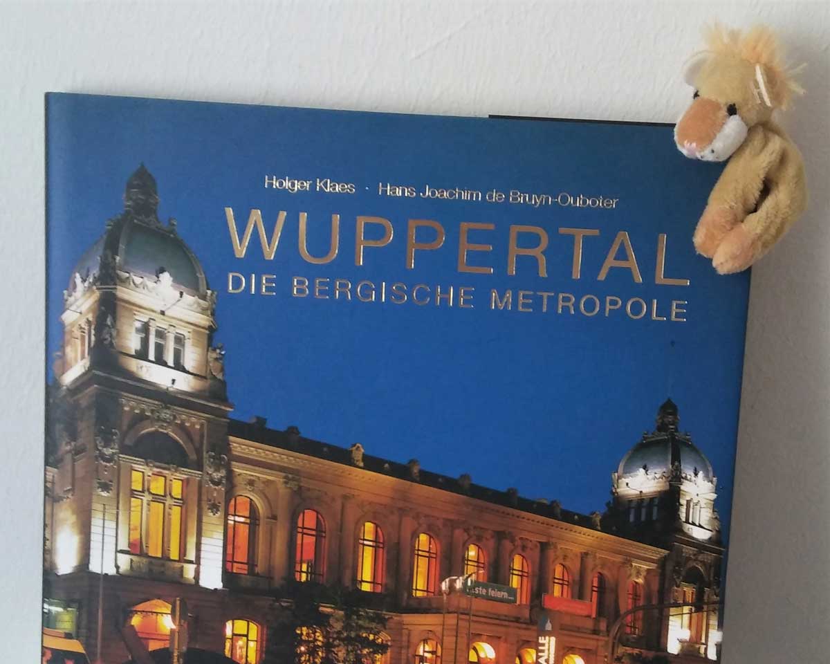 Der kleine Leo hat ein interessantes Buch über Wuppertal entdeckt.
Ganz liebe Grüße aus der „Bergischen Metropole“ an die „Löwen“ der Klasse 3c und darüber hinaus
an die gesamte „Scheidter Straße“.
