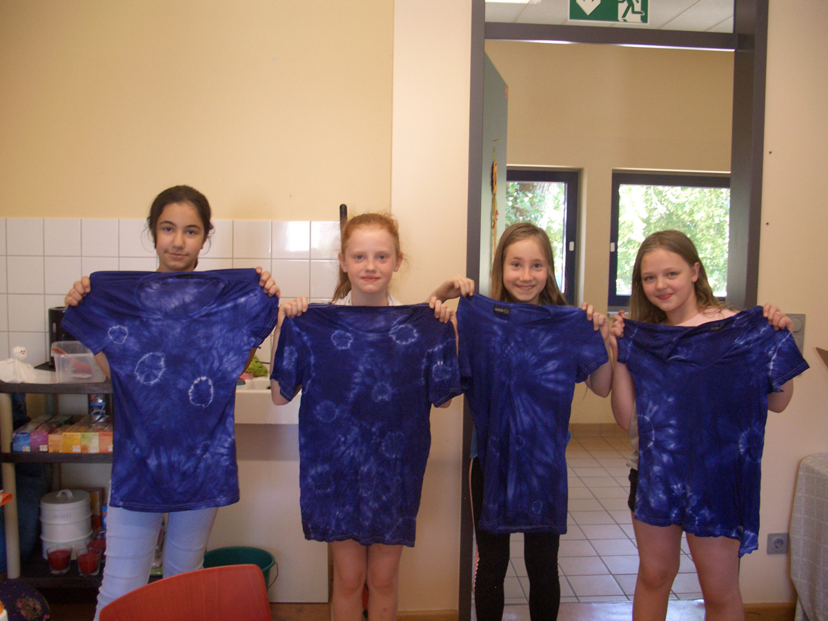 nachdem wir den Mädchentreff nach Klassen getrennt wieder stattfinden lassen konnten,
                                            haben wir zum Abschluss T-Shirts selber gebatikt.