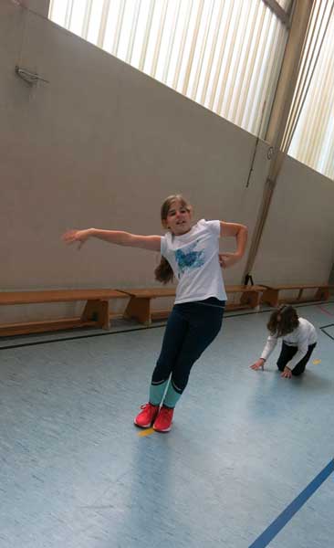 Wie in den letzten Jahren steht auch im Schuljahr 2020/21 für die Viertklässler der
                                Grundschule Scheidter Straße „Tanzen“ bei der Tanzpädagogin und Choreografin Frau Emmerich auf dem Stundenplan.