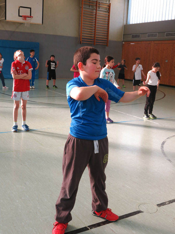 Dieses Schuljahr steht neben dem regulären Sportunterricht für die drei vierten Klassen etwas Besonderes auf dem Stundenplan: Tanzen.
