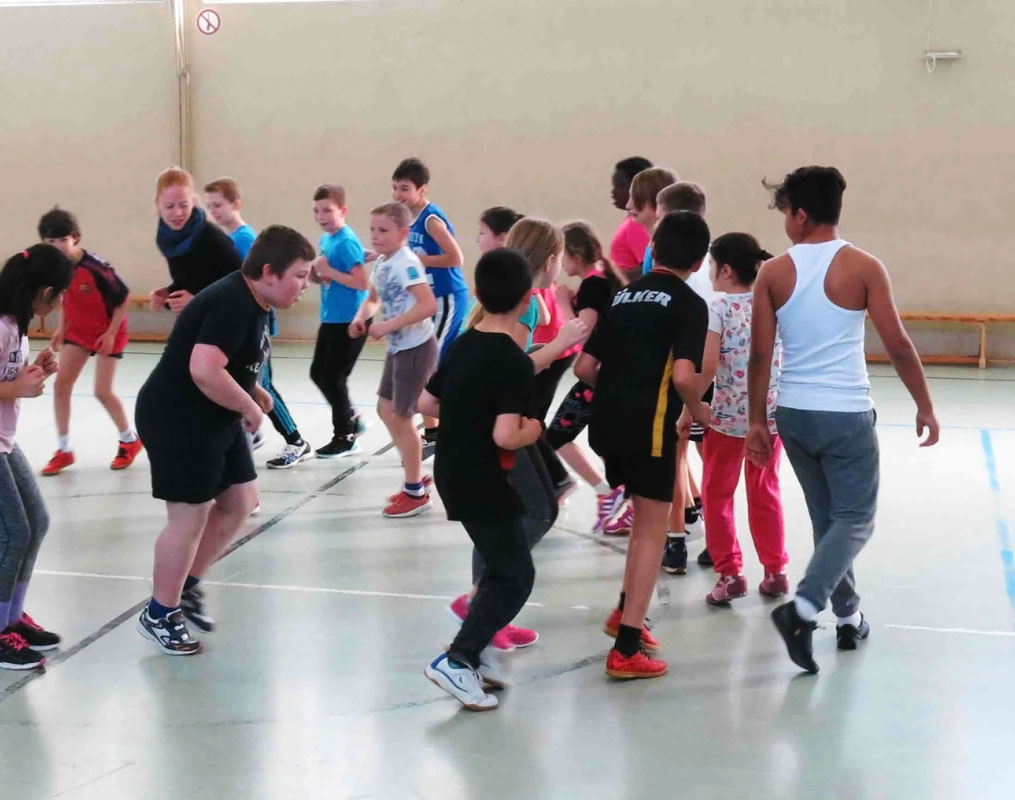 Dieses Schuljahr steht neben dem regulären Sportunterricht für die drei vierten Klassen etwas Besonderes auf dem Stundenplan: Tanzen.