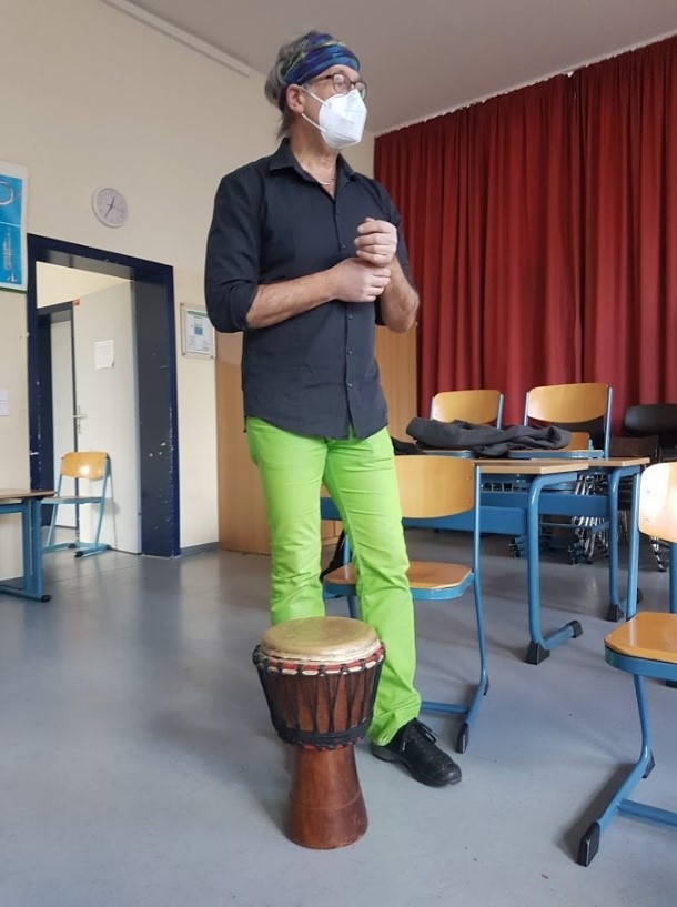 zum Glück werden wir dank der Walbusch-Jugendförderung auch in diesem Jahr
                        von dem Perkussionisten und Rhythmuspädagogen Ralf Kunkel unterstützt